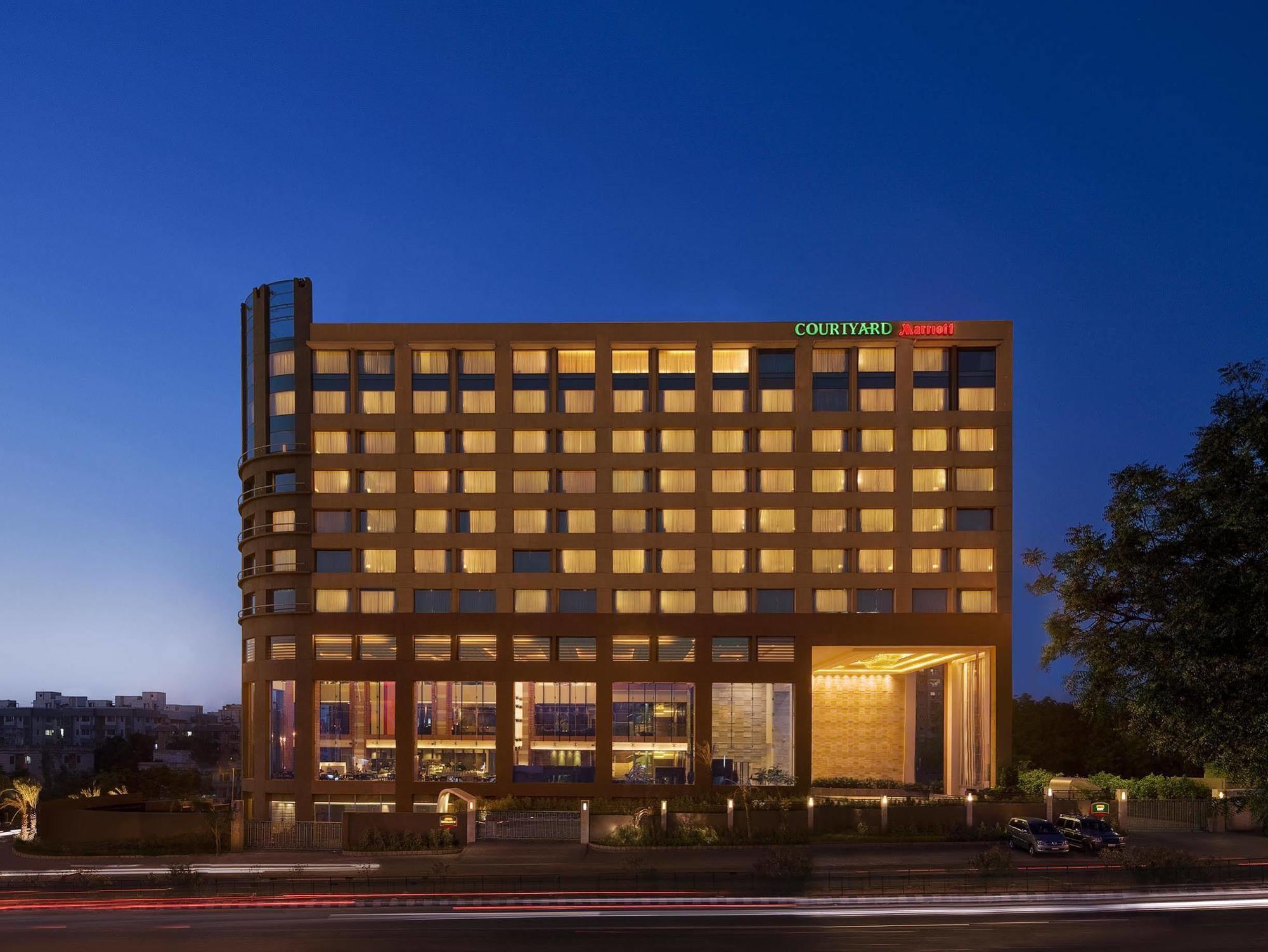 Hotel Courtyard By Marriott Ahmedabad Exterior foto